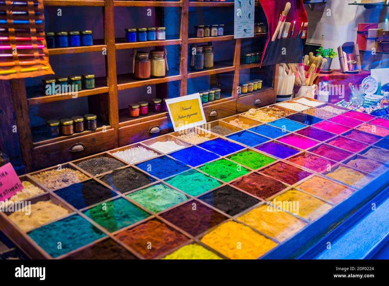 Natürliche Farbpigmente in einem Schaufenster. Venedig, Venetien, Italien, Europa Stockfoto