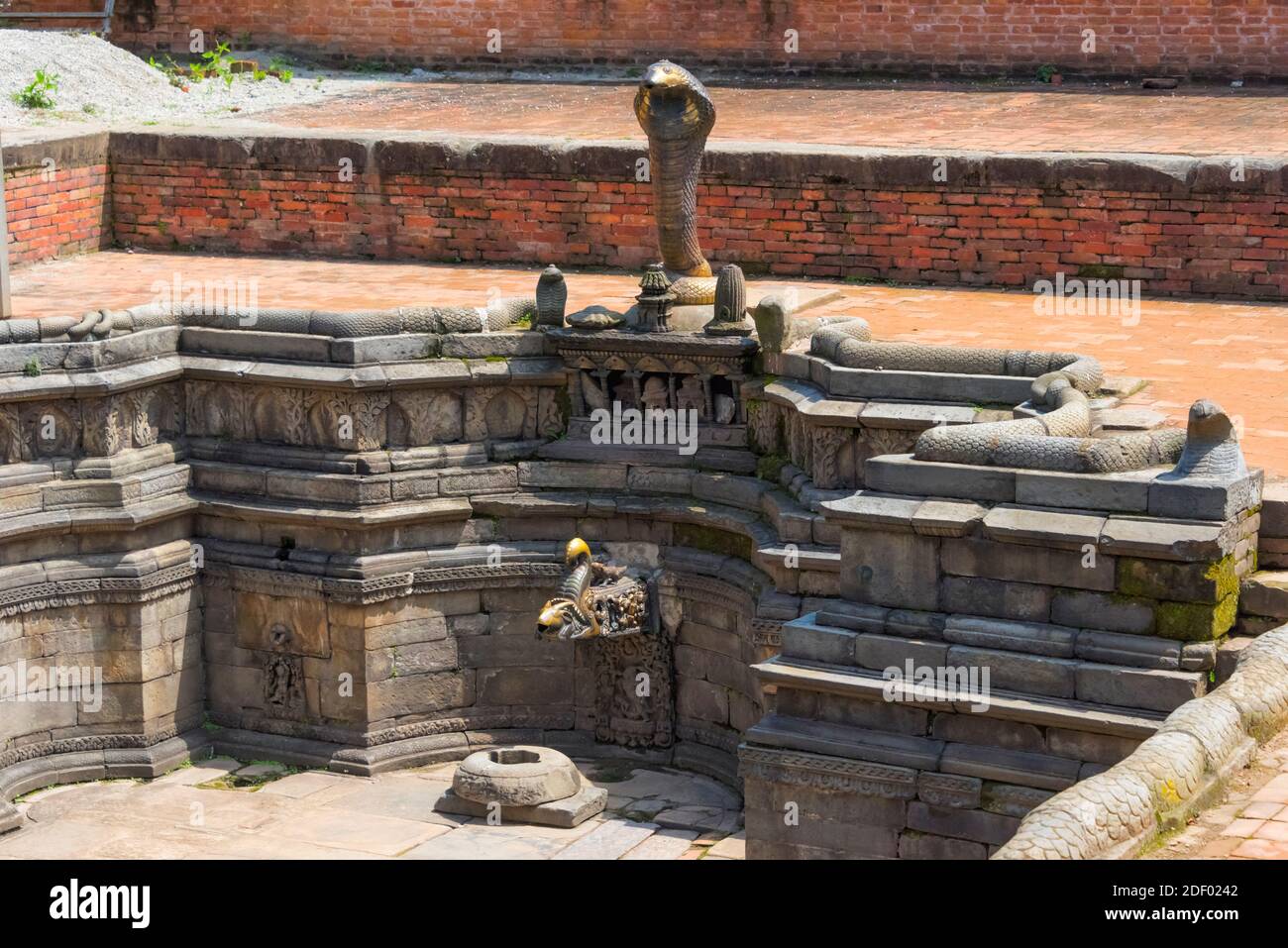 Cobra und Schlangen erheben sich im Tank von Naga Pokhari im Königlichen Palast, Bhaktapur Durbar Square, UNESCO-Weltkulturerbe, Bhaktapur, Nepal Stockfoto