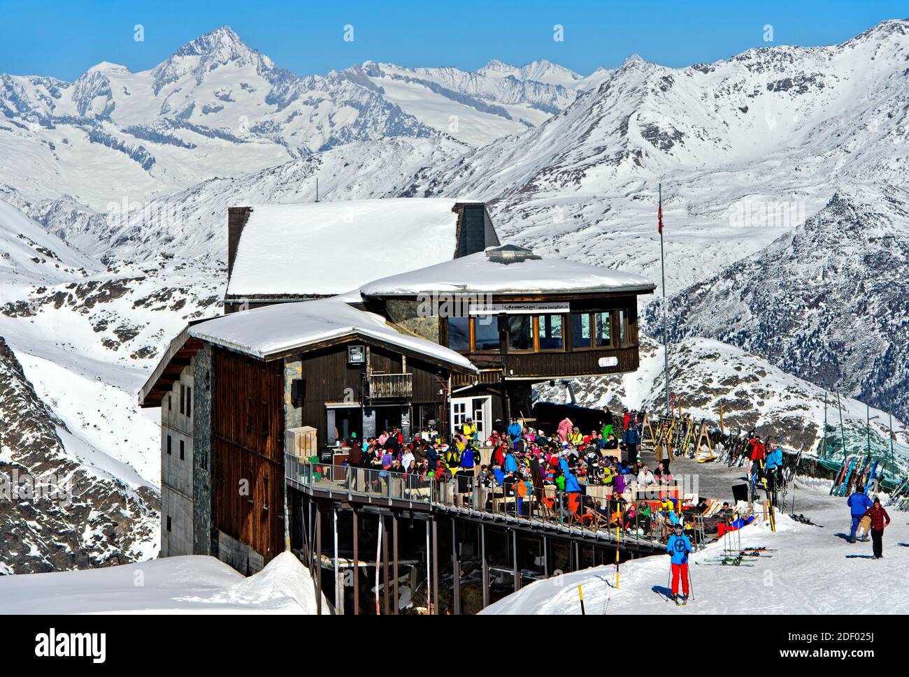 Versammlungen von Skifahrern, wie in der Vergangenheit im Bergrestaurant Längfluh oberhalb von Saas-Fee, sollten in der Covid Times, Saas-Fee, Schweiz, nicht gesehen werden Stockfoto