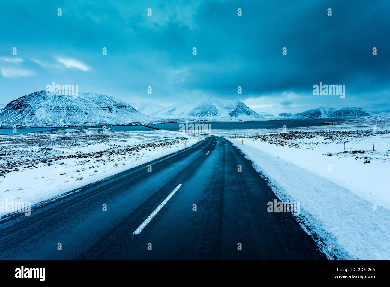 Weg nach Grundarfjordur Landschaft in Island auf einem eiskalten Winter Tag Stockfoto