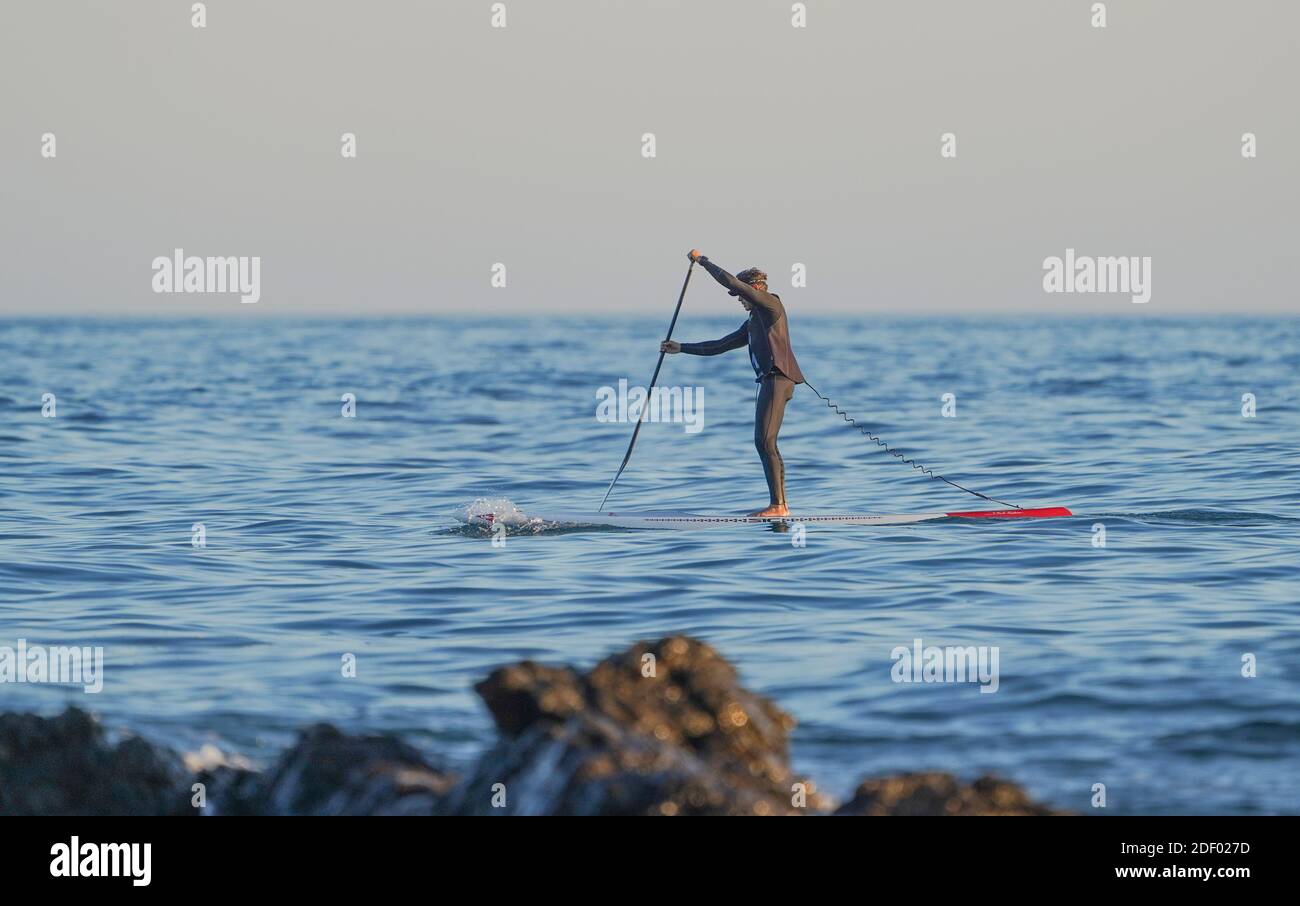 Ein Mann auf offener See Stand up Paddleboarding, Spanien. Stockfoto