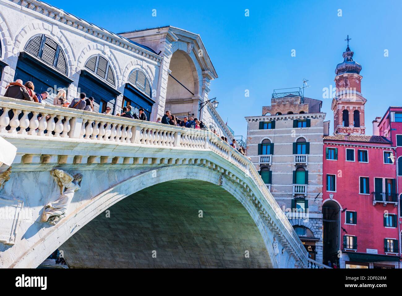 Die Rialtobrücke ist die älteste der vier Brücken, die den Canal Grande in Venedig überspannen. Verbindung der Sestieri, Bezirke, von San Marco und San Polo, Stockfoto