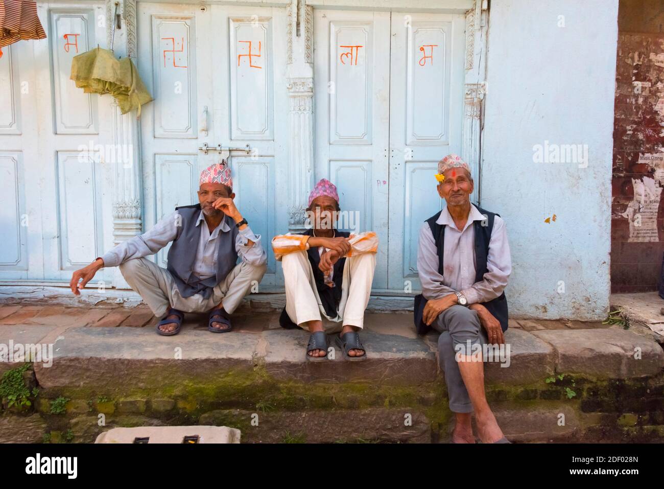 Männer sitzen auf der Straße in Bhaktapur Durbar Square, Bhaktapur, Nepal Stockfoto