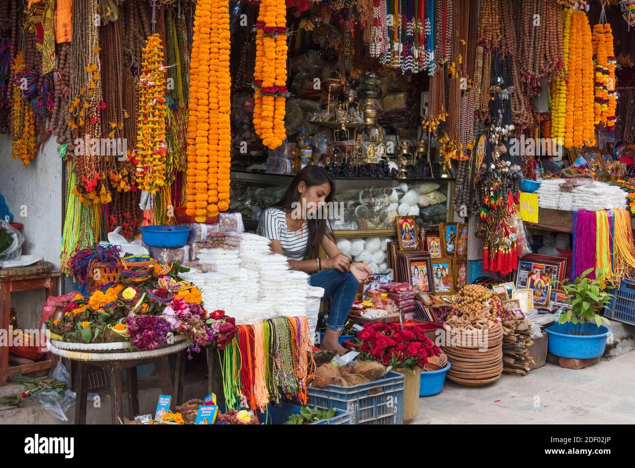 Verkäufer, der Blumen auf der Straße verkauft, Kathmandu, Nepal Stockfoto
