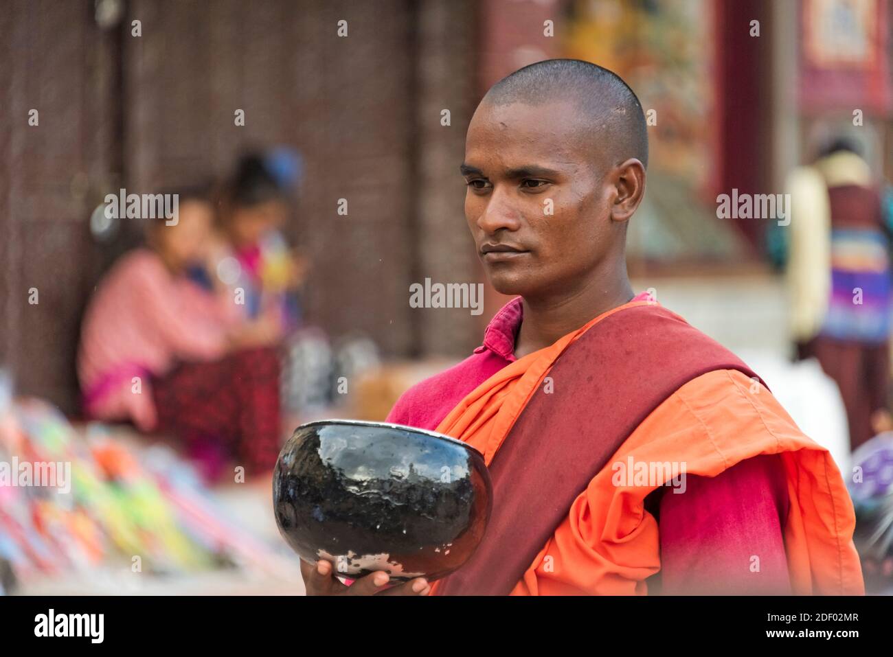 Mönch mit Almosen Wok, Kathmandu, Nepal Stockfoto