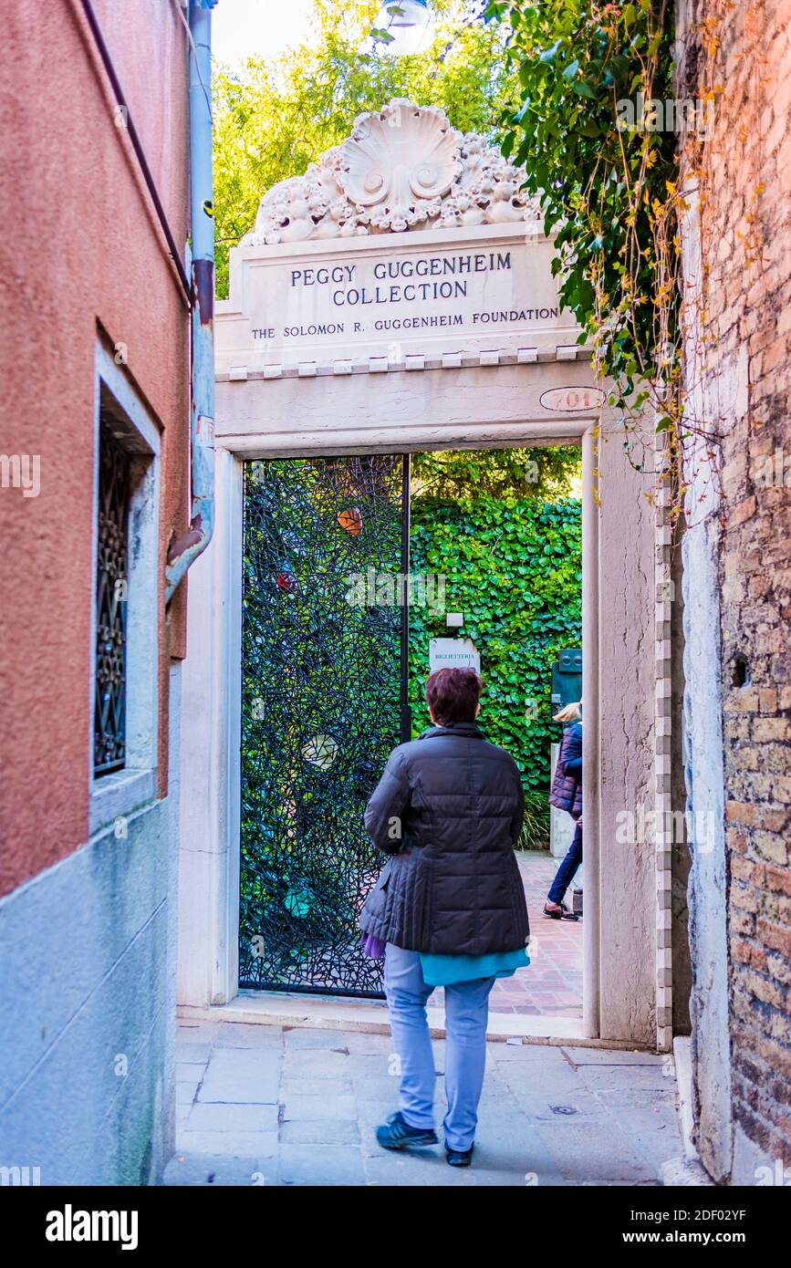 Der Eintritt in die Peggy Guggenheim Collection ist ein Museum für moderne Kunst am Canale Grande im Sestiere Dorsoduro in Venedig, Italien. Es ist eines der V Stockfoto
