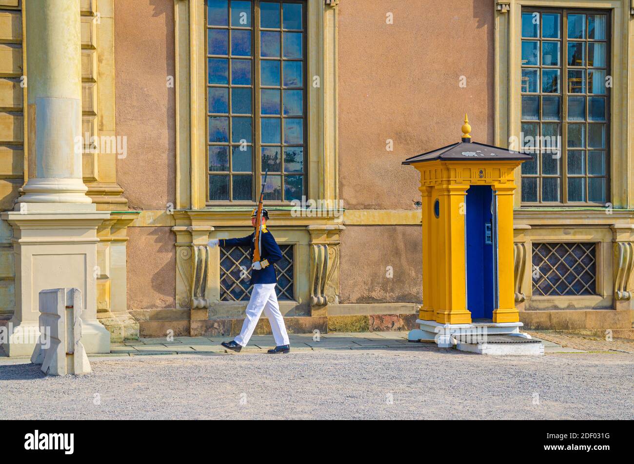 Schweden, Stockholm, 29. Mai 2018: Ehrengarde Soldat ist im Dienst und Standposten in der Nähe des zentralen Eingang des schwedischen Königspalastes offizielle Residenz von Kin Stockfoto