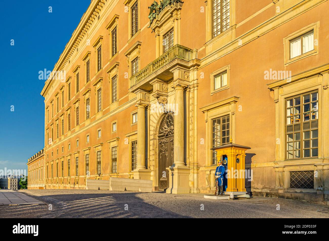 Schweden, Stockholm, 30. Mai 2018: Wachsoldat am Poststand in der Nähe des zentralen Eingangs des Königspalastes Kungliga slottet offizielle Residenz der schwedischen mona Stockfoto