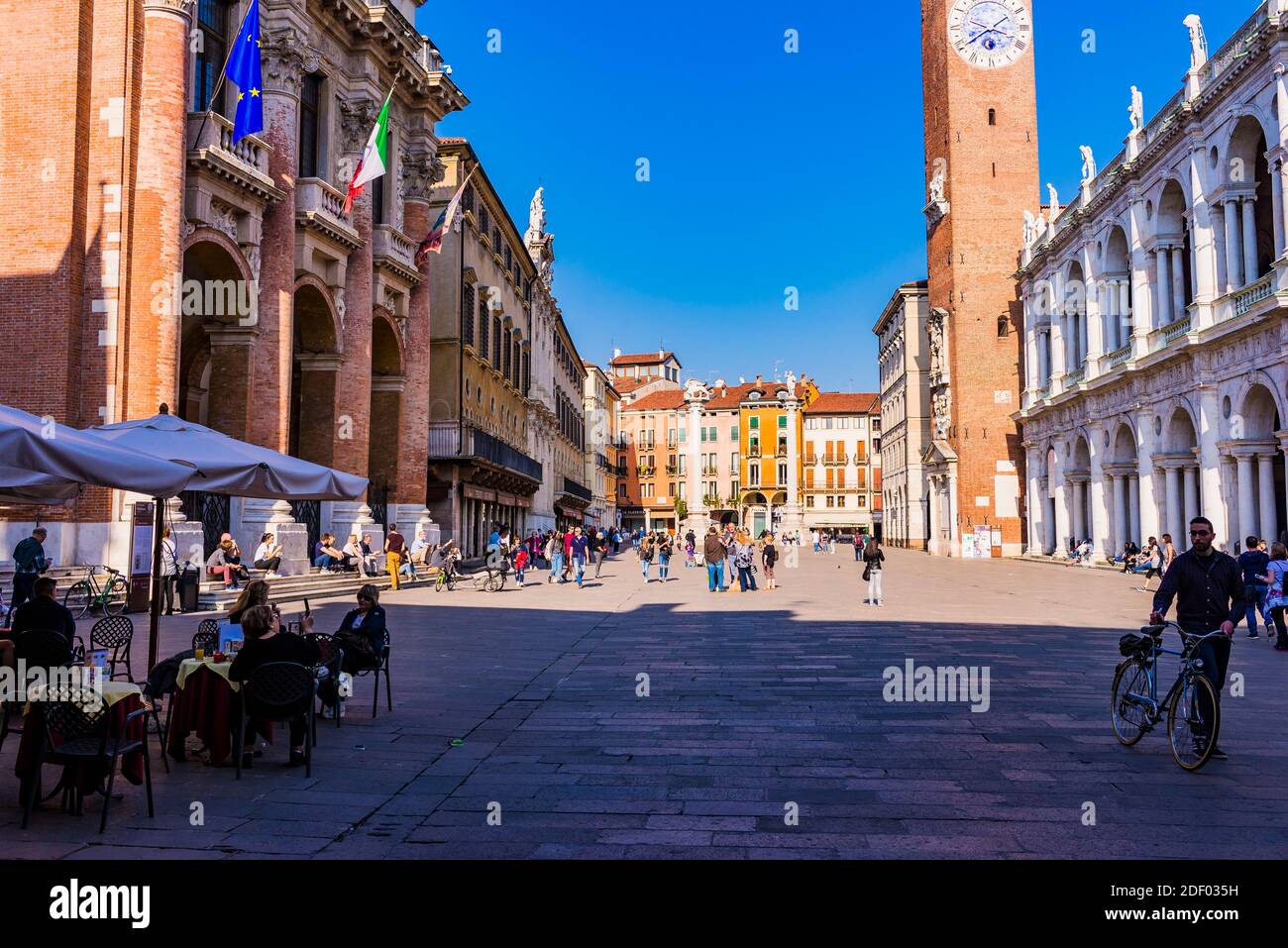 Die belebte Piazza dei Signori, Stadtplatz. Vicenza, Venetien, Italien, Europa Stockfoto