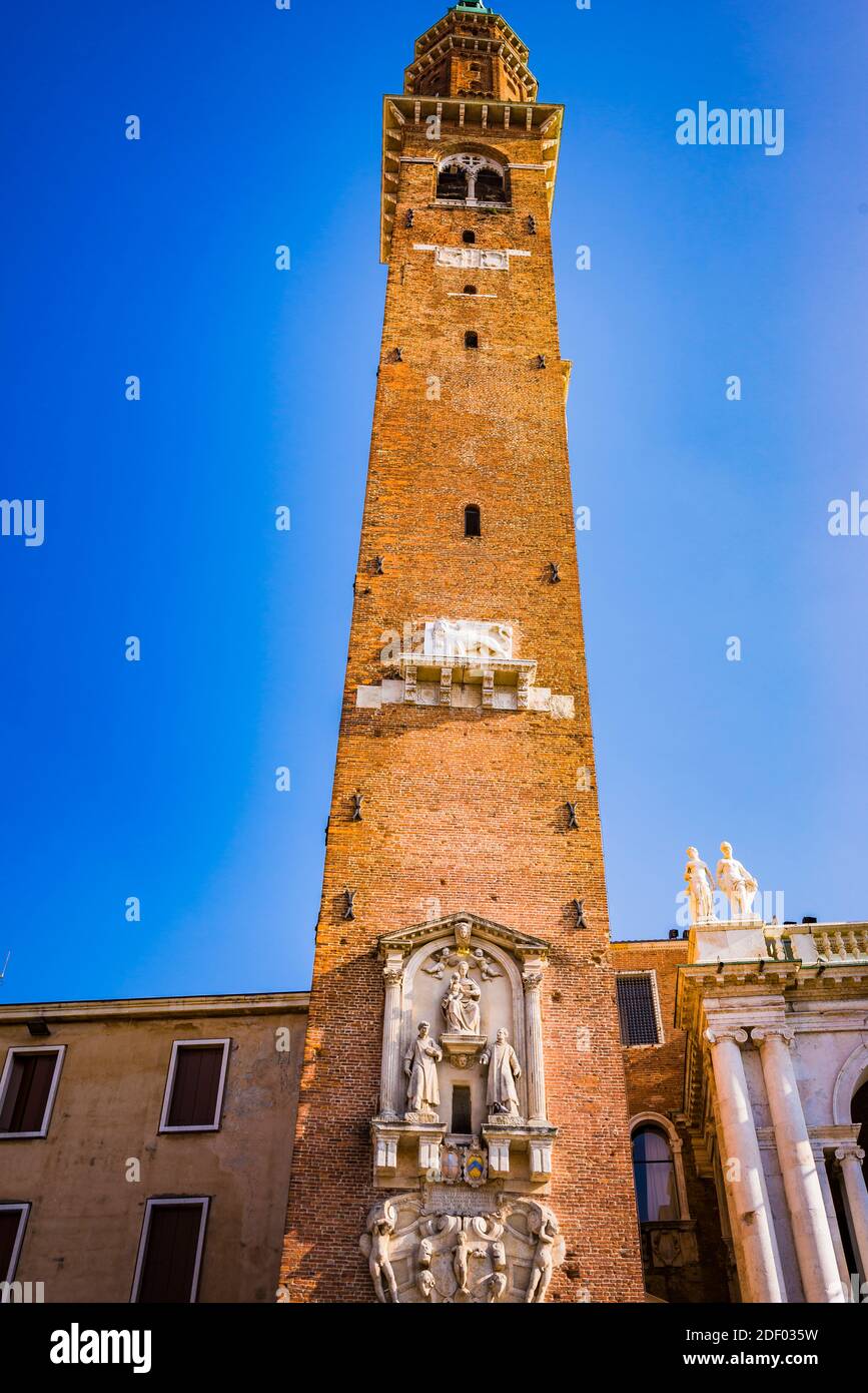 Der Bissara-Turm ist ein Bürgerturm, der die Piazza dei Signori neben der berühmten Basilika Palladiana überblickt. Mit seinen 82 Metern ist einer der höchsten b Stockfoto