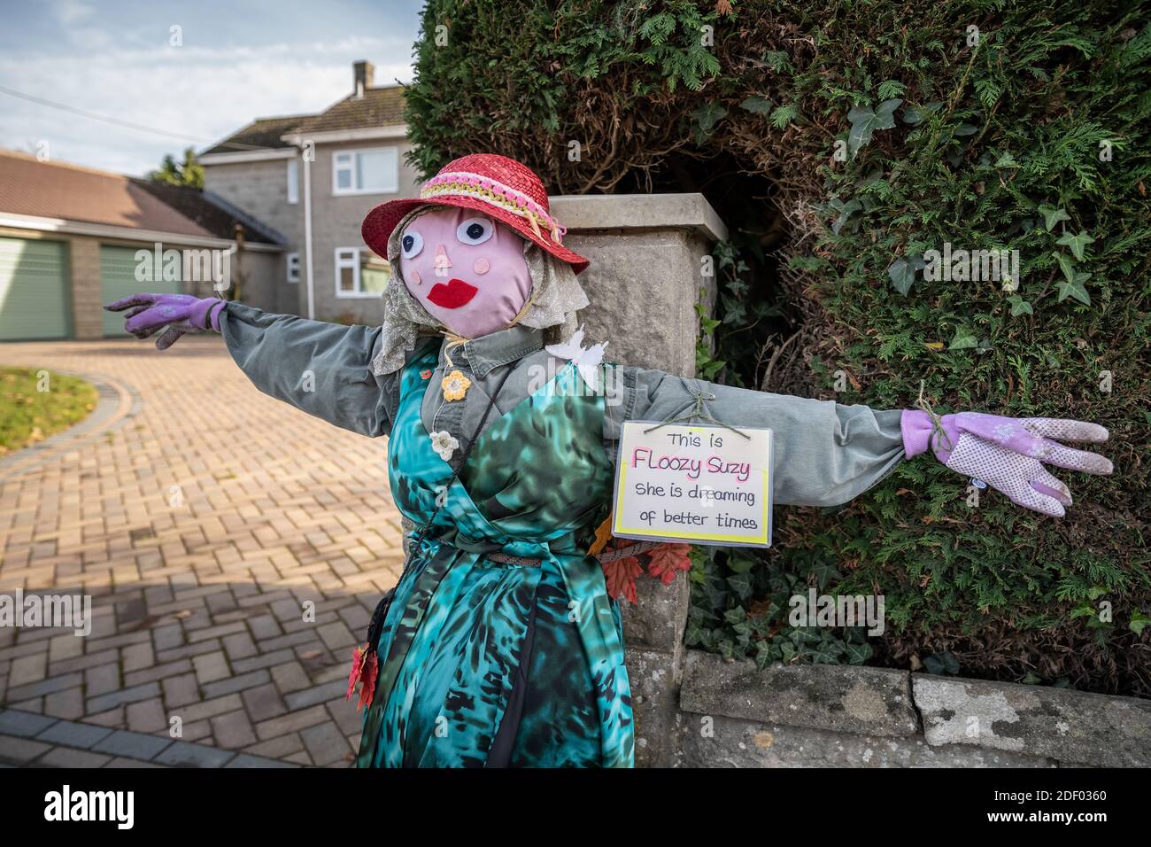 Coronavirus: Lockdown Vogelscheuche Charaktere bringen einige lokale hausgemachte Humor in die Stadt Marston Magna in Somerset, Großbritannien. Stockfoto