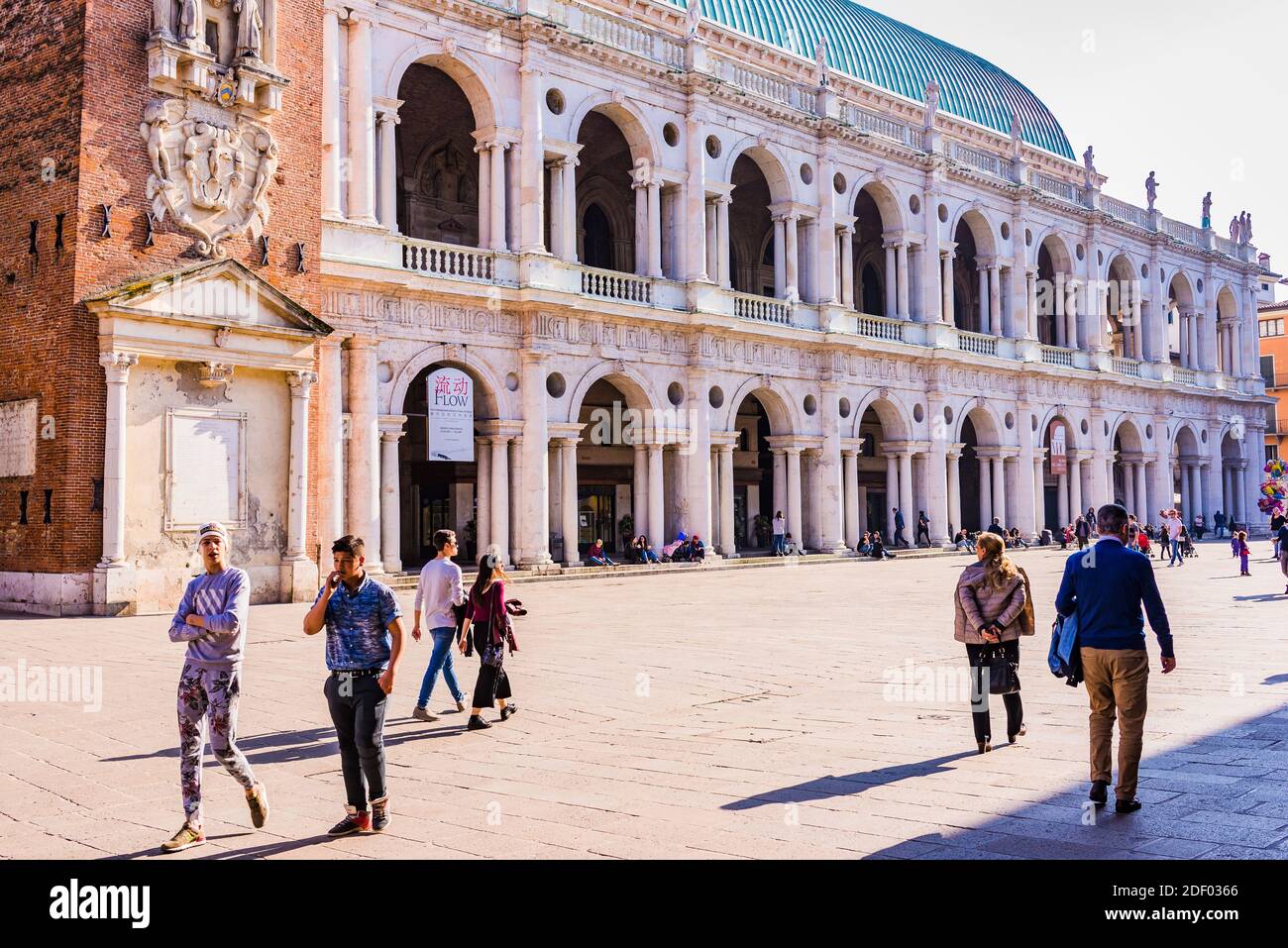 Die Basilika Palladiana ist ein Renaissancegebäude an der zentralen Piazza dei Signori in Vicenza. Das bemerkenswerteste Merkmal des Gebäudes ist die Loggia, Stockfoto