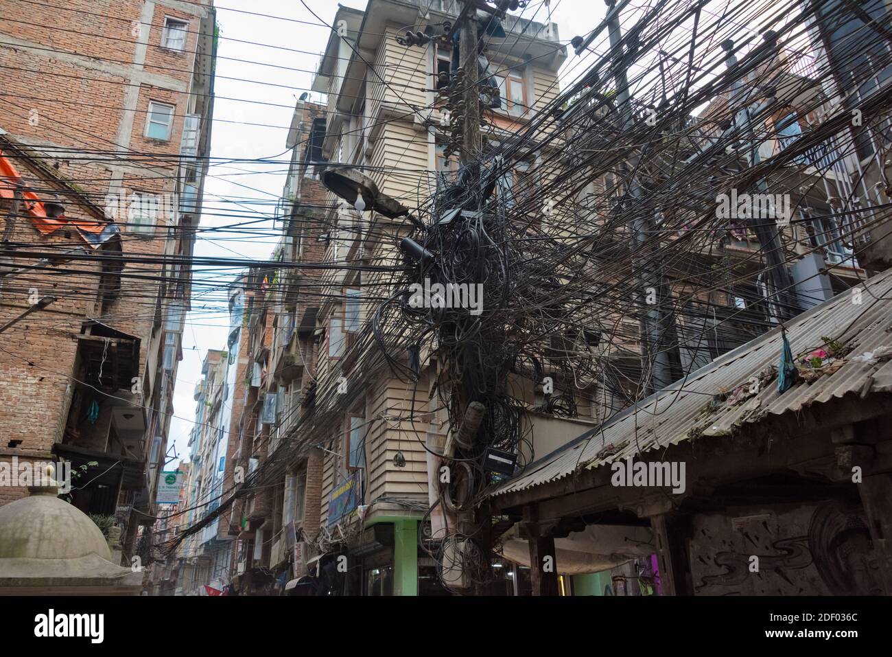 Kabelgewirr mit Haus auf der Straße, Kathmandu, Nepal Stockfoto