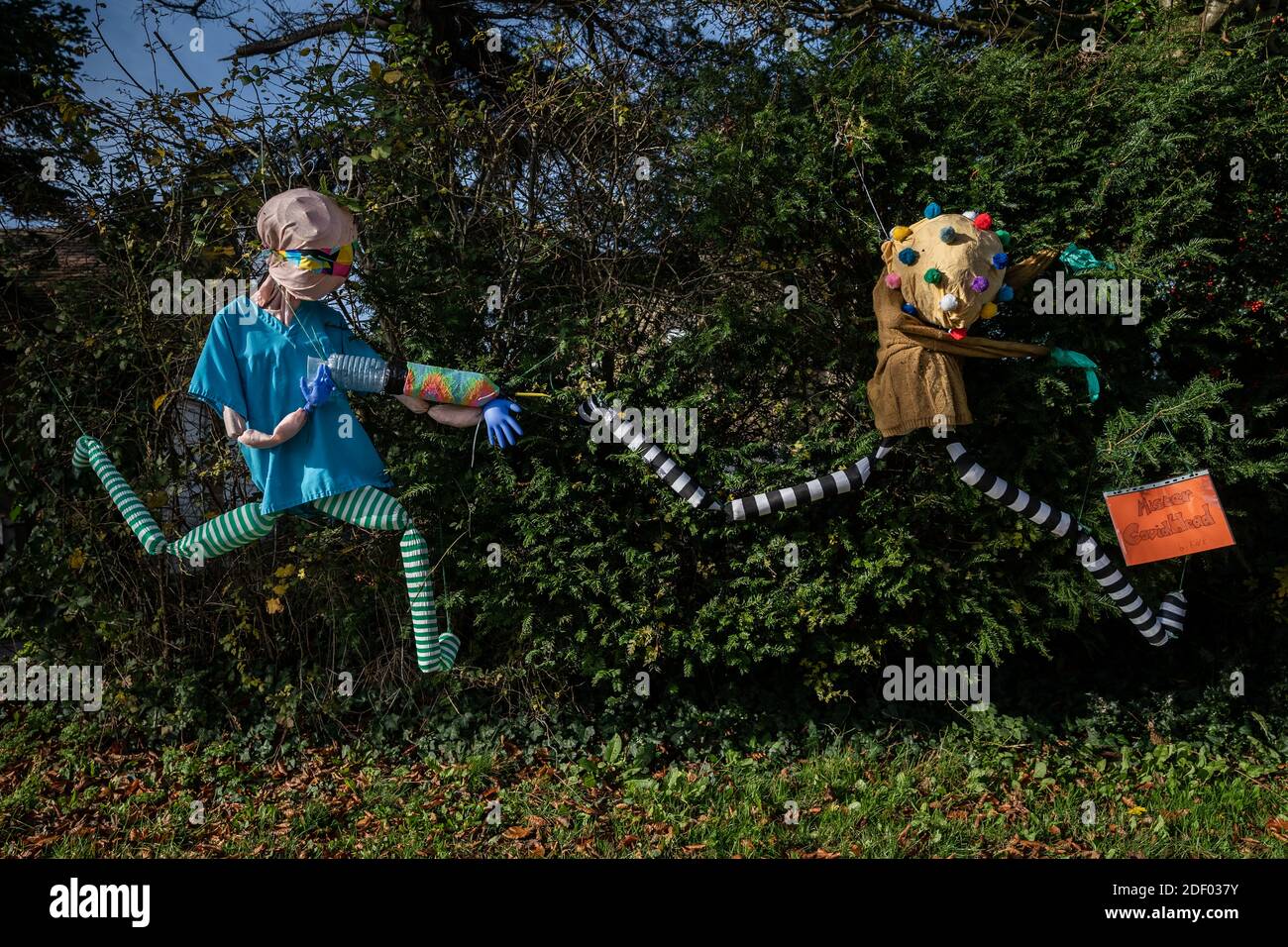 Coronavirus: Lockdown Vogelscheuche Charaktere bringen einige lokale hausgemachte Humor in die Stadt Marston Magna in Somerset, Großbritannien. Stockfoto