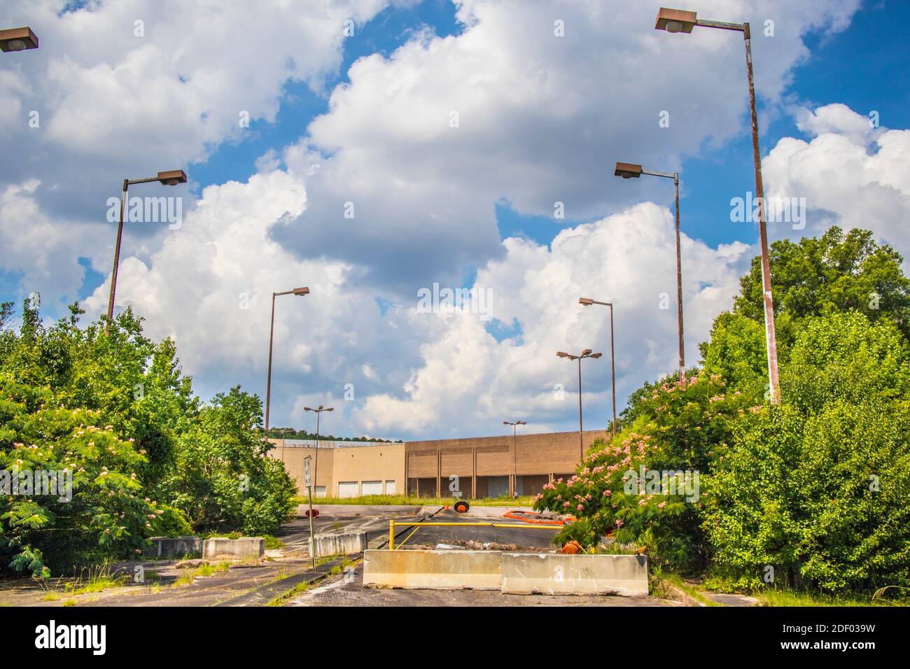 Augusta, GA USA - 07 04 20: Verlassene Regency Shopping Mallentrance gesperrt Stockfoto