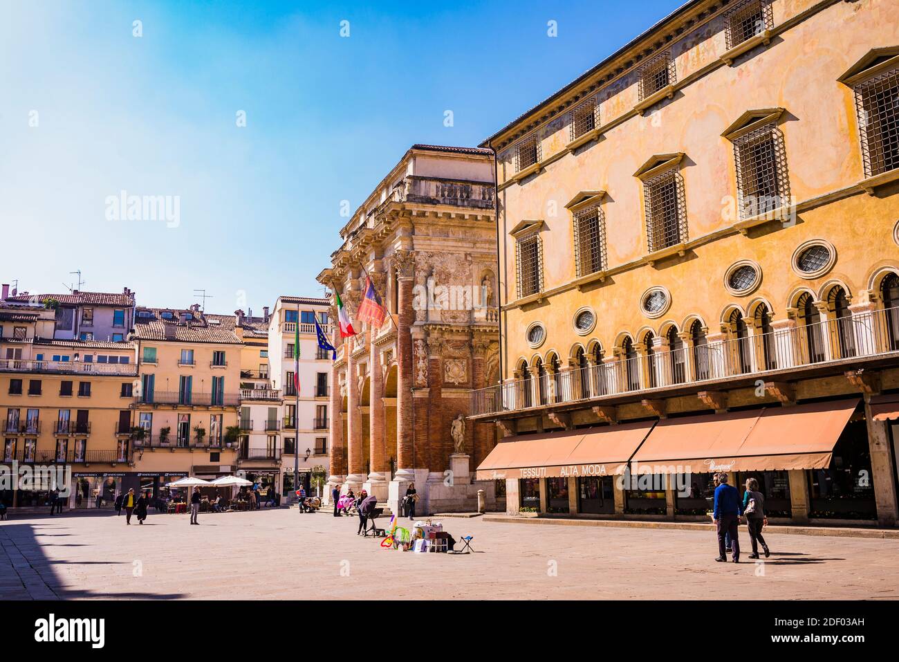 Die belebte Piazza dei Signori, Stadtplatz. Der palazzo del Capitaniato, auch als Loggia del Capitanio oder Loggia Bernarda bekannt. Vicenza, Venetien, Italien Stockfoto