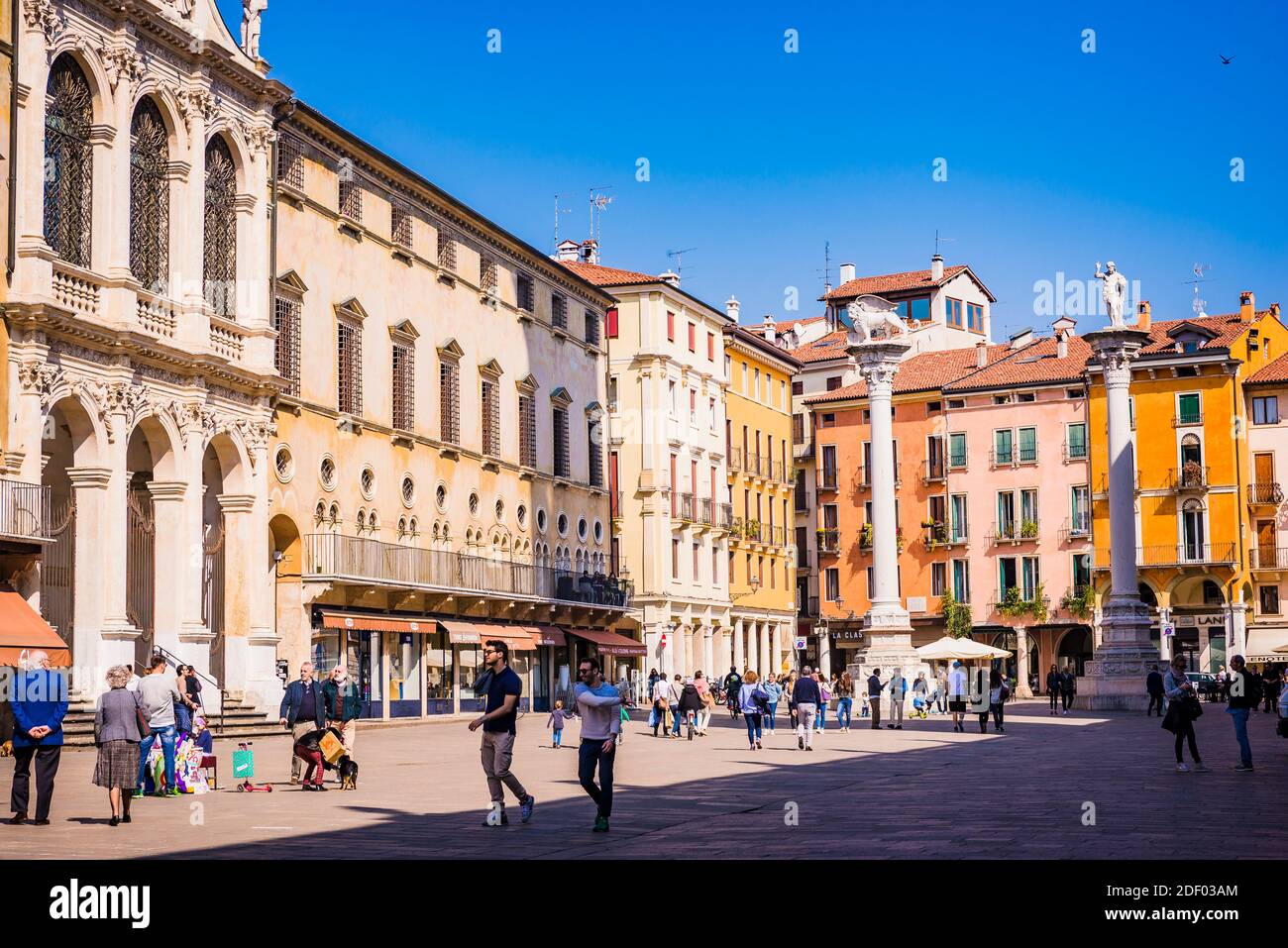 Die belebte Piazza dei Signori, Stadtplatz. Vicenza, Venetien, Italien, Europa Stockfoto