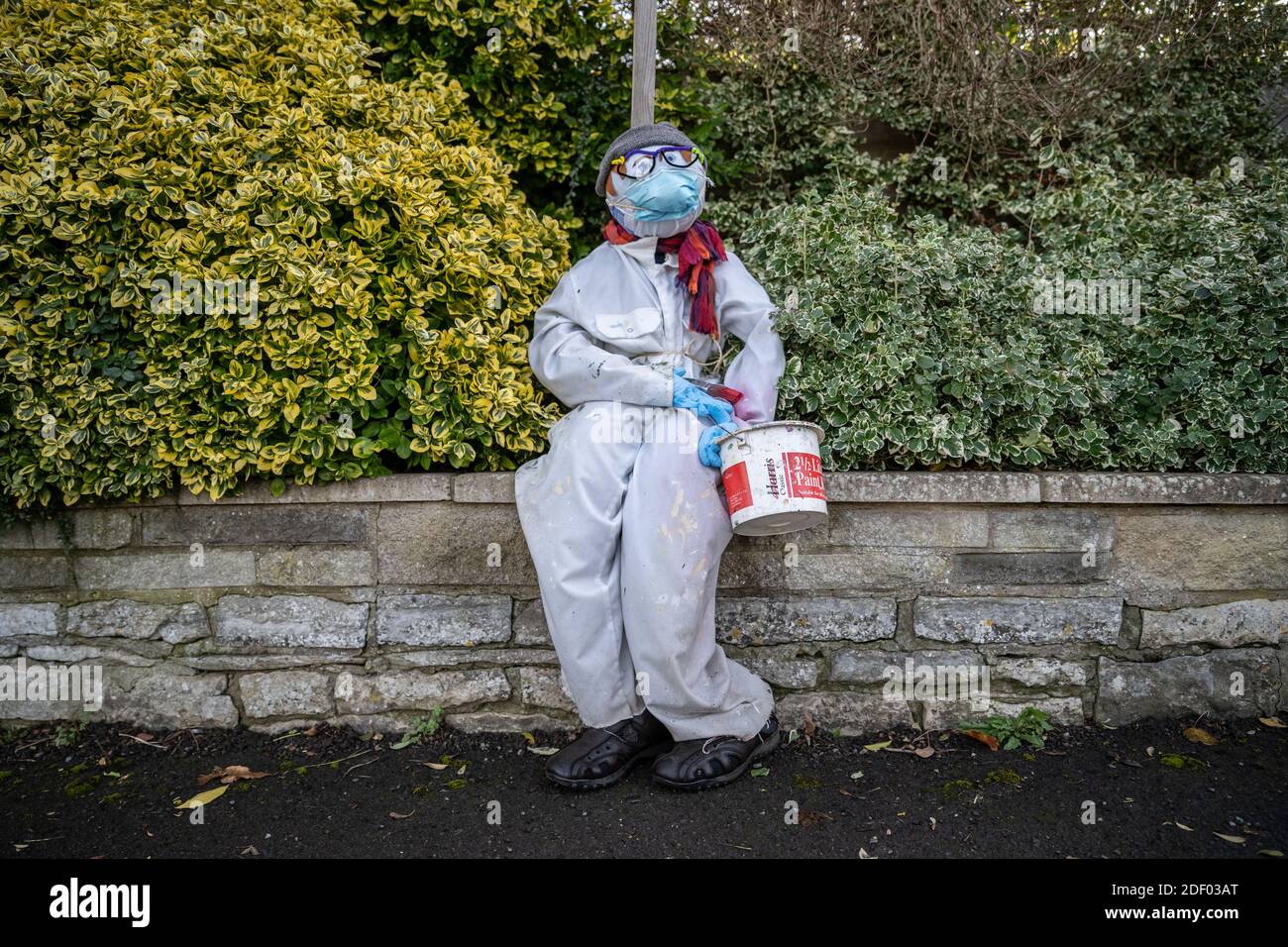 Coronavirus: Lockdown Vogelscheuche Charaktere bringen einige lokale hausgemachte Humor in die Stadt Marston Magna in Somerset, Großbritannien. Stockfoto