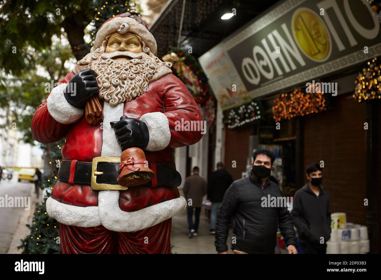 Weihnachten in Athen, Menschen tragen Maske, covid Stockfoto
