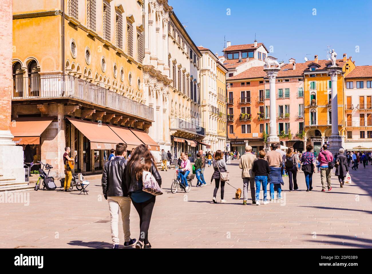 Die belebte Piazza dei Signori, Stadtplatz. Vicenza, Venetien, Italien, Europa Stockfoto