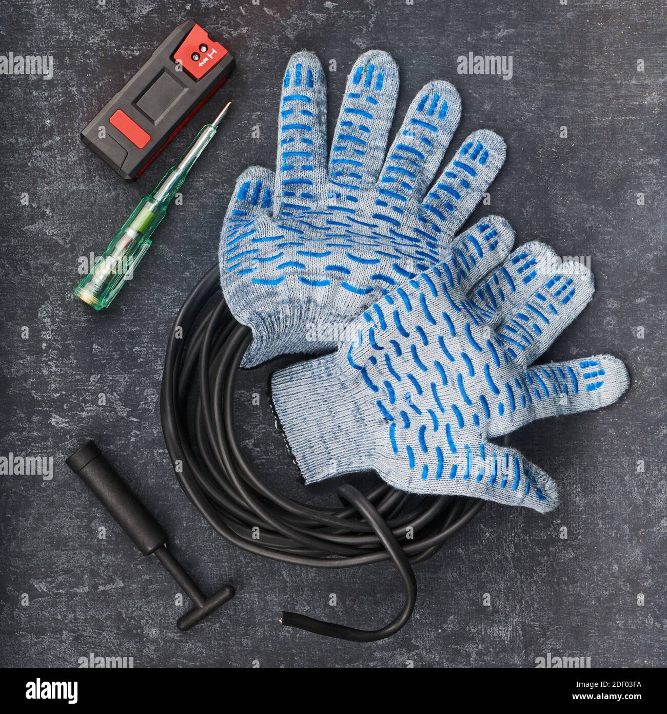 Manuelles Werkzeug und Zubehör für elektrische Installationen auf grauem Hintergrund, Draufsicht Stockfoto
