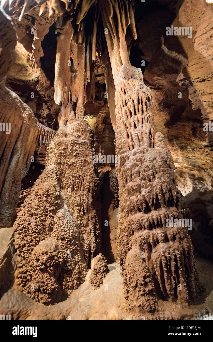 Höhlenvorhänge und Säulen in Shenandoah Caverns. Stockfoto
