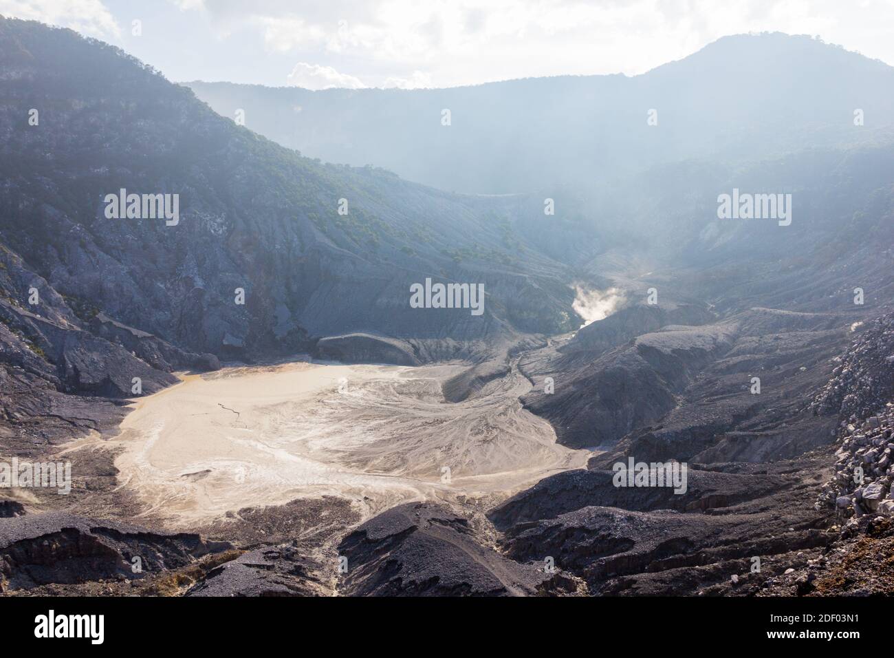 Die Caldera von Tangkuban Perahu, einem aktiven Vulkan in Java, Indonesien Stockfoto