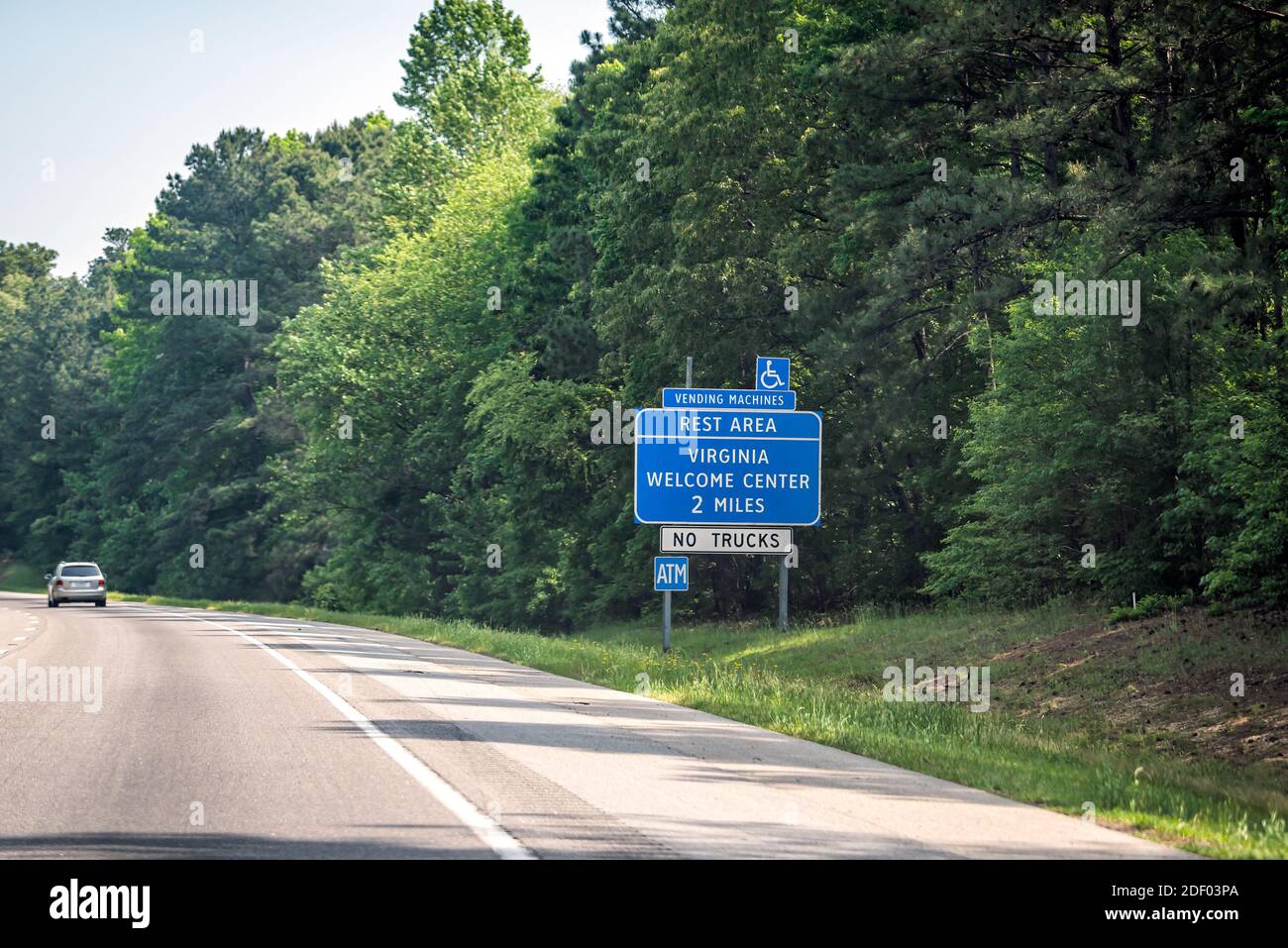 Highway Road Interstate 95 in North Carolina mit blauem Schild Und Text für Virginia Welcome Center Rest Area Stockfoto