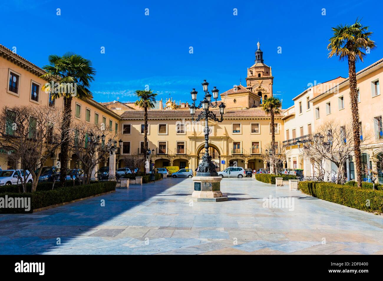 Plaza de las Palomas, auch Plaza de la constitucion genannt. Nordseite, mit der Kathedrale im Hintergrund. Guadix, Granada, Andalucía, Spanien, Europ Stockfoto