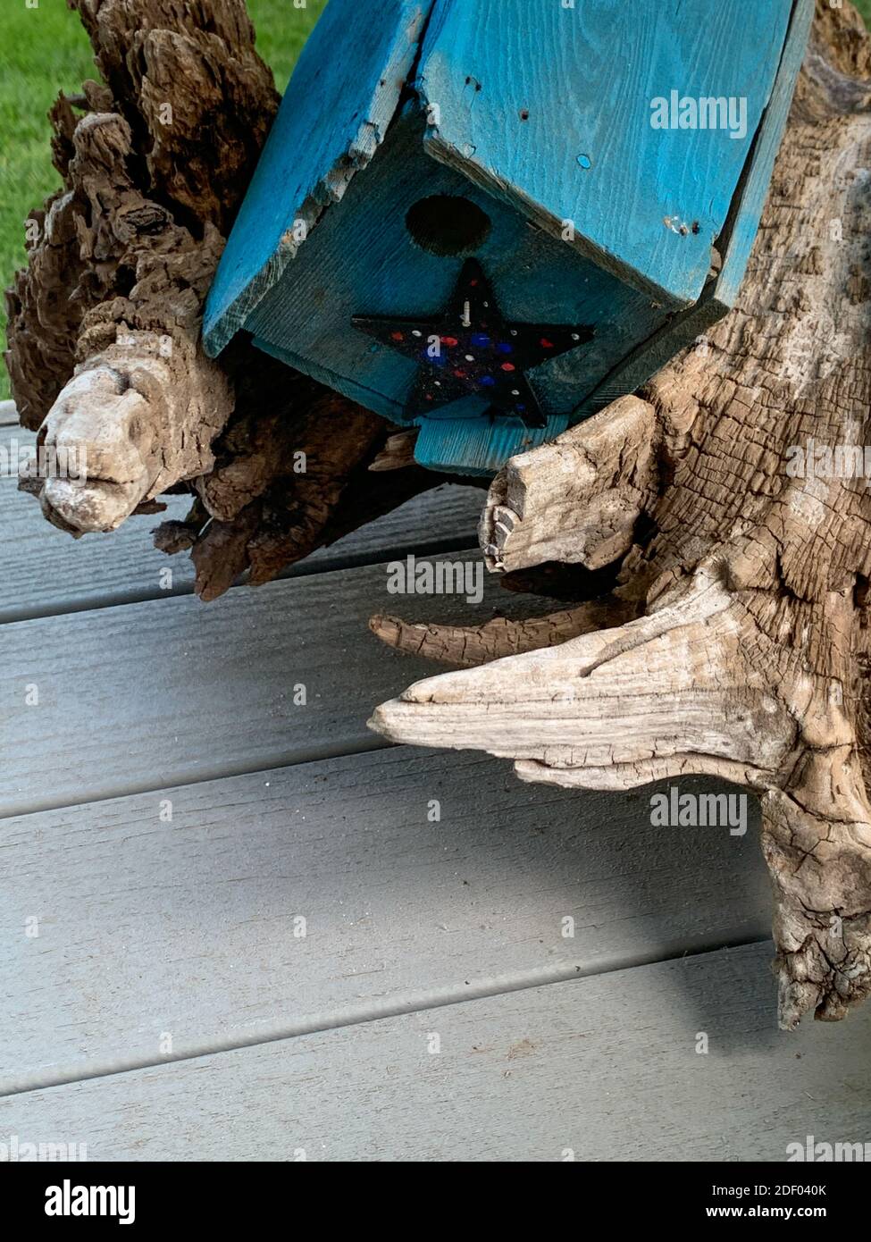 Rustikale handgemachte Holz dekorativen Vogelfutterhäuschen auf der Veranda. Hochwertige Fotos Stockfoto