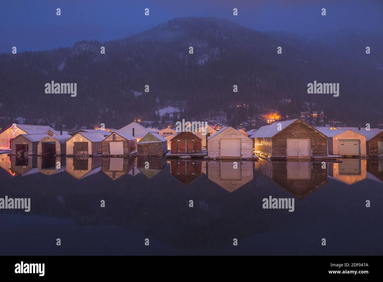 Bootshäuser auf Kootenay See auf ruhigen Winterabend in Nelson, B.C. Stockfoto