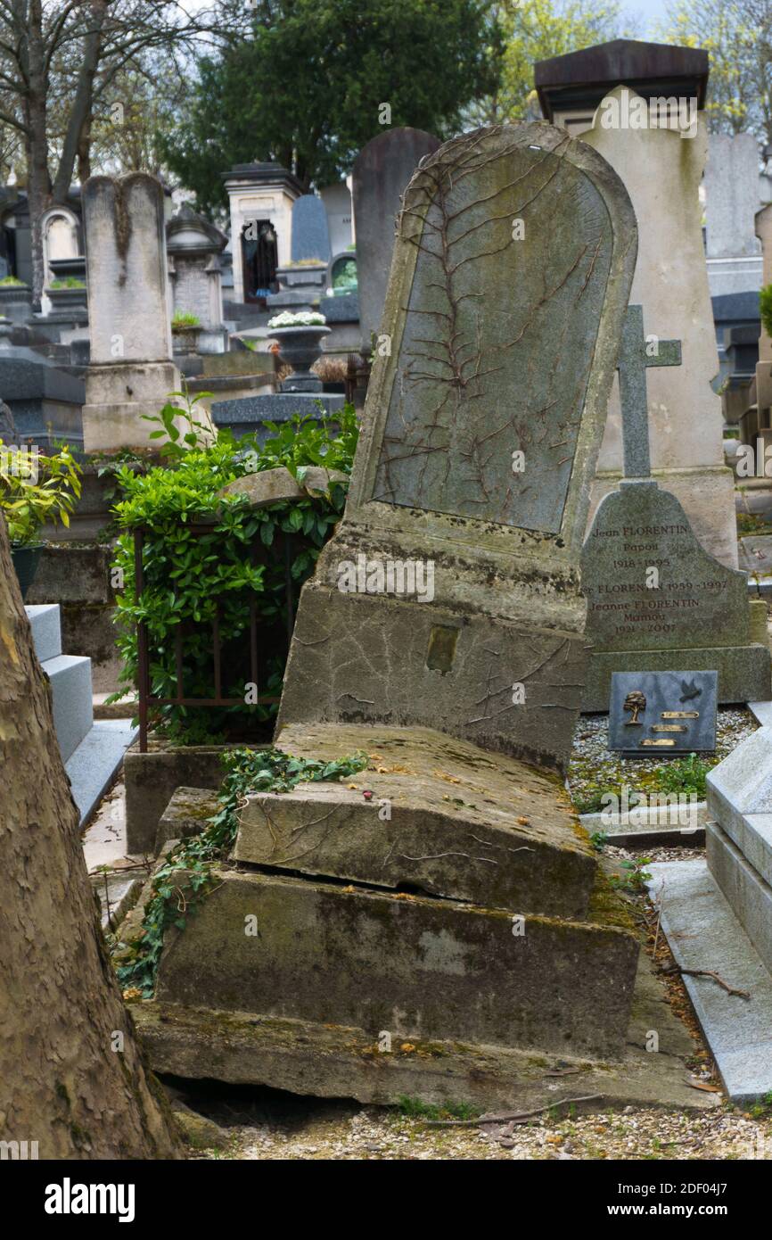 Ein sehr schräg angeschrägter Grabstein auf dem Friedhof Père Lachaise in Paris. Stockfoto