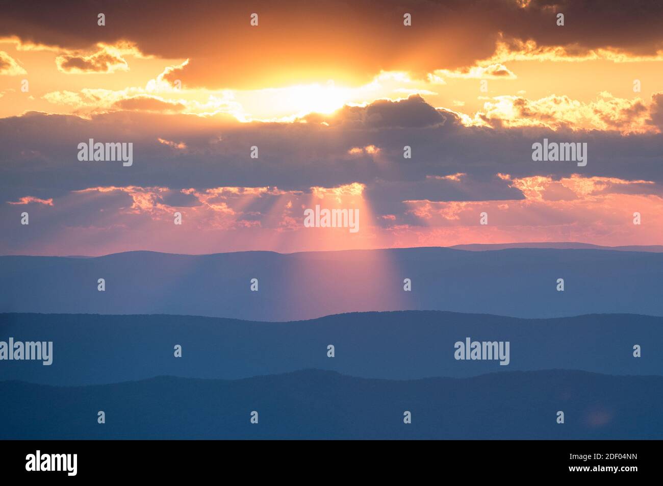 Sonnenuntergang über den Blue Ridge Mountains, Blick vom Skyline Drive, Shenandoah National Park, Virginia. Stockfoto