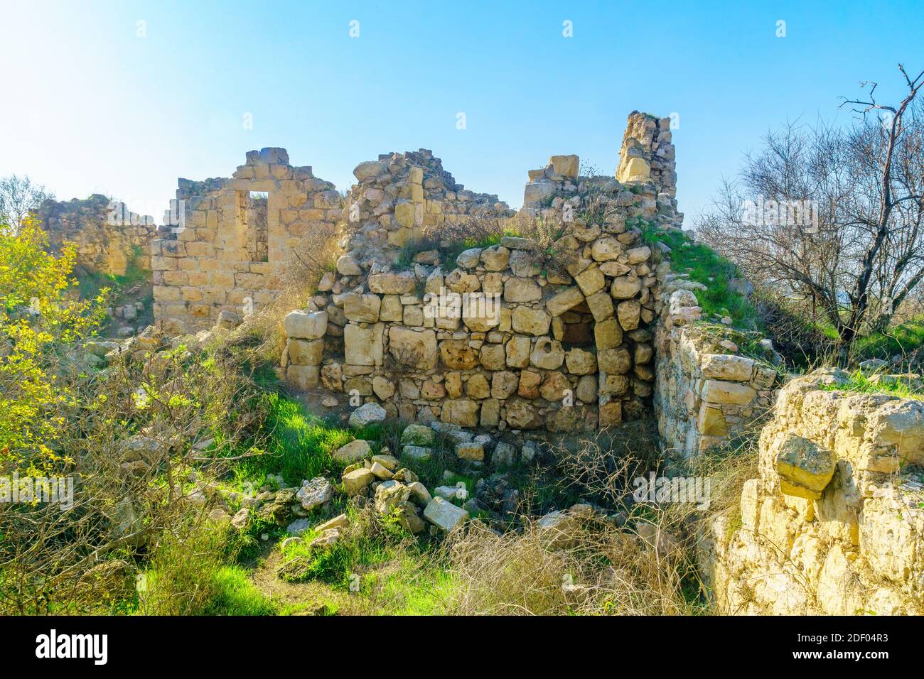 Ansicht der antiken Ruinen in der archäologischen Stätte Tel Tzuba, mit Resten einer prominenten Kuppel, einem arabischen Dorf und einer Kreuzritterfestung in Jerusalem Stockfoto