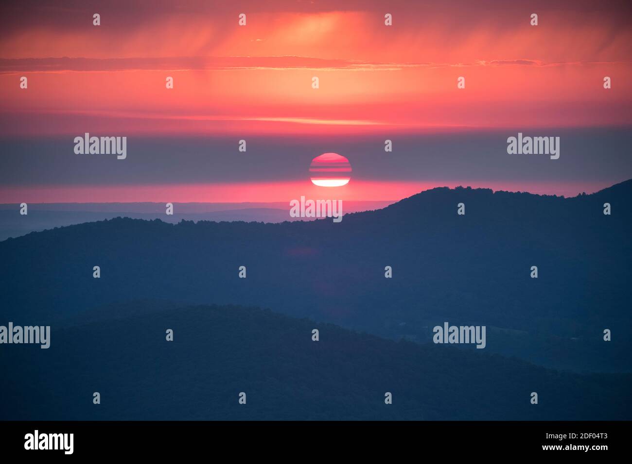 Sonnenaufgang über den Blue Ridge Mountains, Blick vom Skyline Drive, Shenandoah National Park, Virginia. Stockfoto