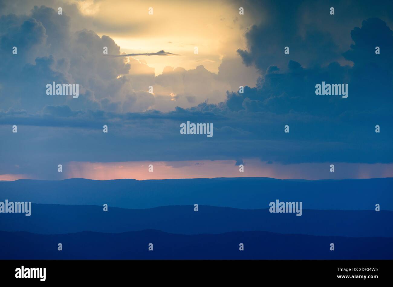 Sonnenuntergang über den Blue Ridge Mountains, Blick vom Skyline Drive, Shenandoah National Park, Virginia. Stockfoto
