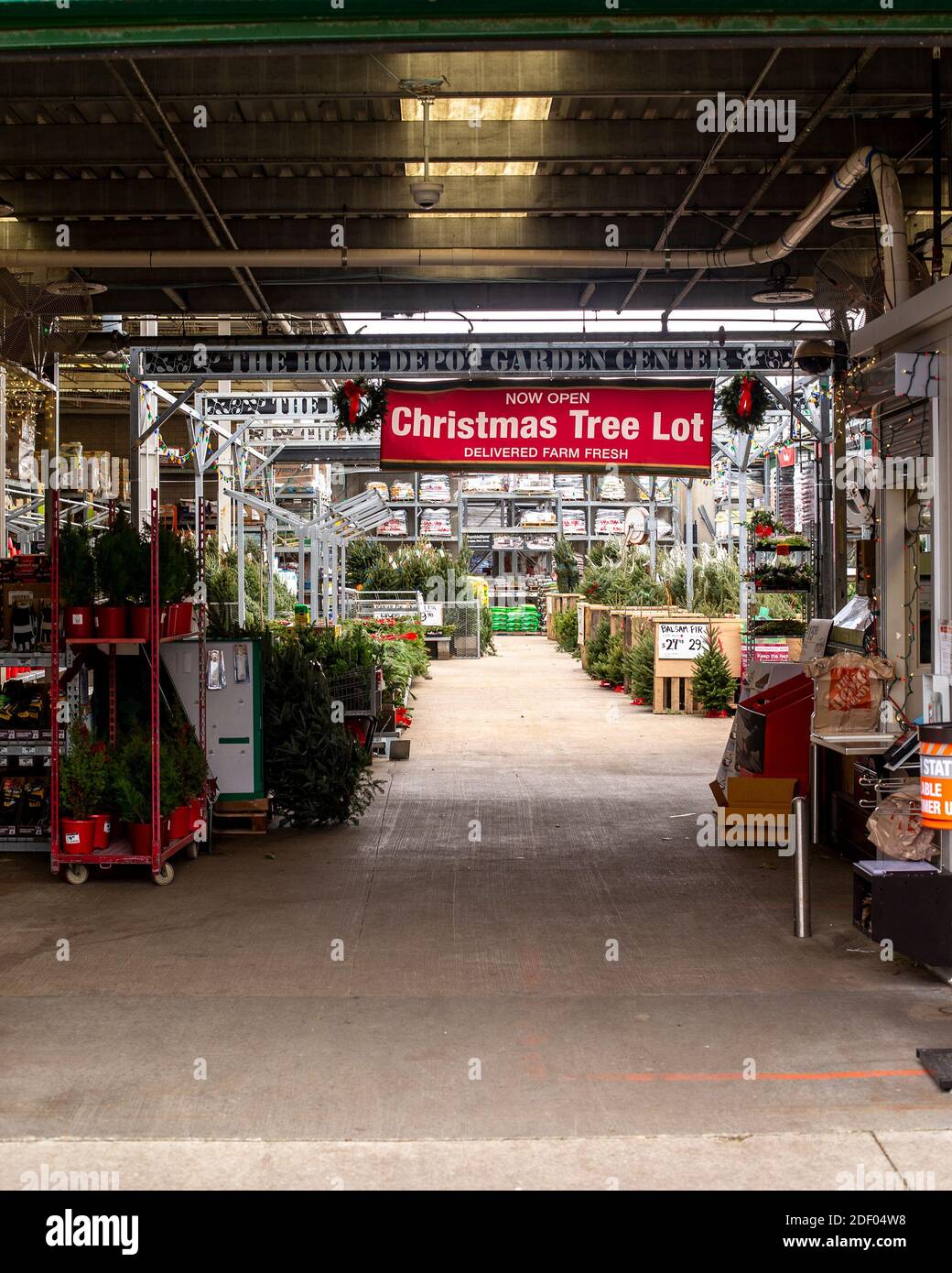 Weihnachtsdekorationen zum Verkauf bei einem Home Depot Stockfoto