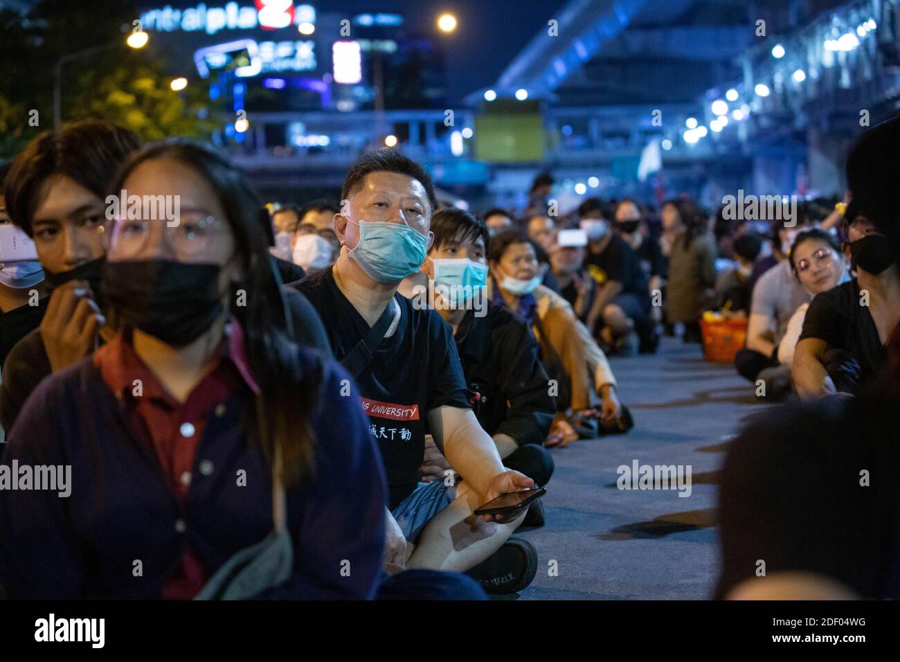 Prodemokratische Demonstranten hören der Aktivistin Panusaya "rung" Sithijirawattanakul zu, während sie einen Film über den Konflikt zwischen der thailändischen Armee und den Roten Hemden ansahen.2010 kamen 99 Menschen während einer regierungsfeindlichen Demonstration in der thailändischen Hauptstadt ums Leben. Tausende von prodemokratischen Demonstranten versammelten sich an der Kreuzung von Lad Phrao, um den Rücktritt des thailändischen Premierministers Prayut Chan-o-cha und die Reform der Monarchie zu fordern. Das Protestthema war die Tatsache, dass Ministerpräsident Prayut Chan-o-cha vom Gericht nicht für schuldig befunden wurde, nach seiner Pensionierung als Armee im Armeehaus zu bleiben Stockfoto