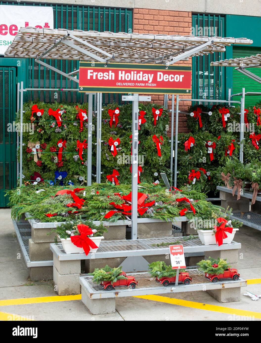 Weihnachtsdekorationen zum Verkauf bei einem Home Depot Stockfoto