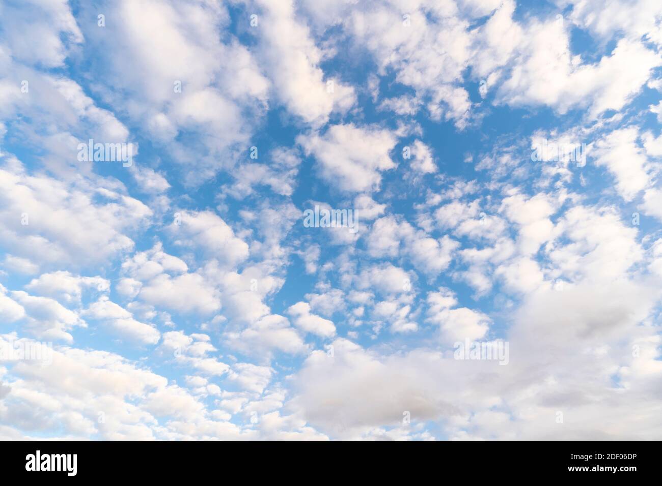 Herbstwolken schweben während der Dämmerung über dem Himmel East Village in New York Stockfoto