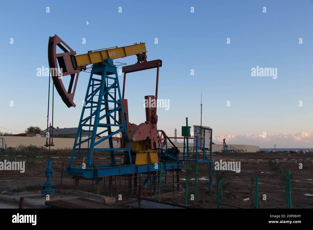 Ölpumpe. Anlagen der Ölindustrie. Ölwel in Baku, Aserbaidschan Stockfoto