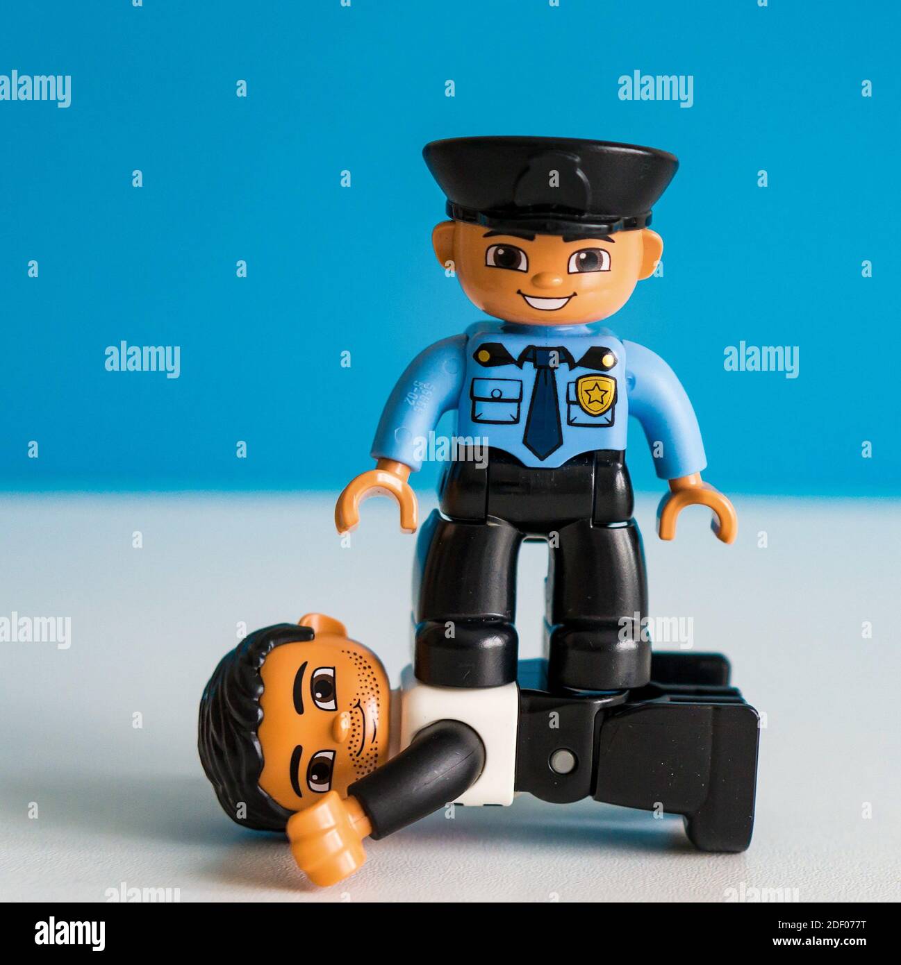 Lego Duplo Figur Polizist Polizei Figuren Auto Mann Junge Mutter Vater NEU 169