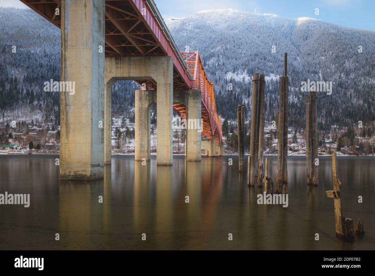 Ein schöner winterlicher Blick auf die Big Orange Bridge in Nelson, B.C. an einem sonnigen Tag. Stockfoto