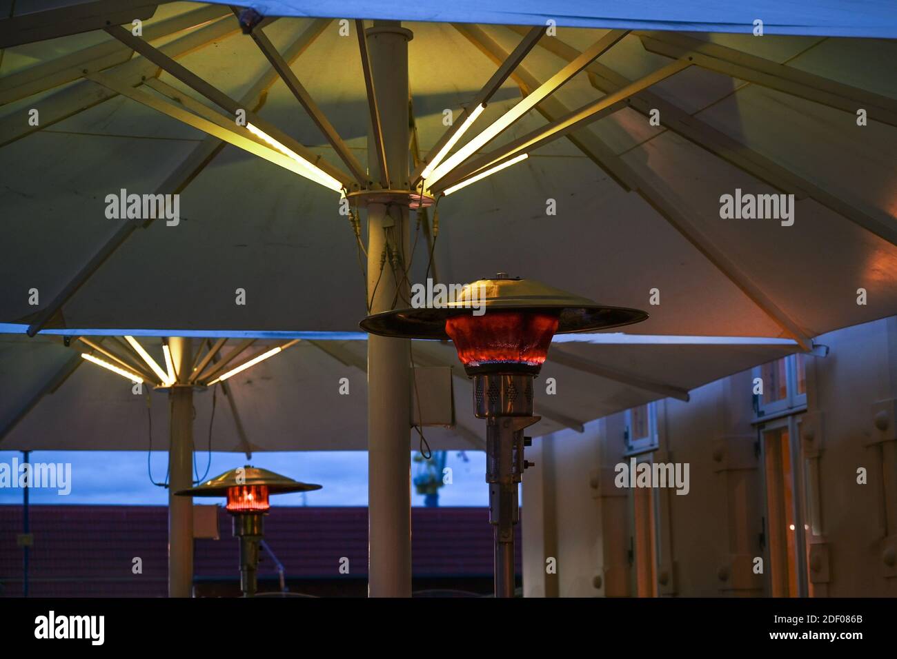 Gas brennende Patio-Heizung auf einer Restaurantterrasse mit schlechten Umweltauswirkungen, erlaubt Essen im Freien, die das Risiko einer Infektion während cor reduziert Stockfoto