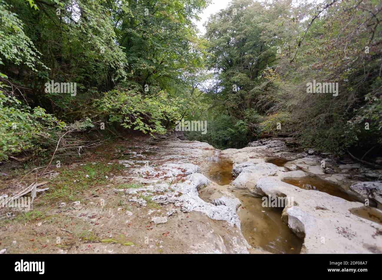 Boden eines ausgetrockneten Wasserfalls Stockfoto
