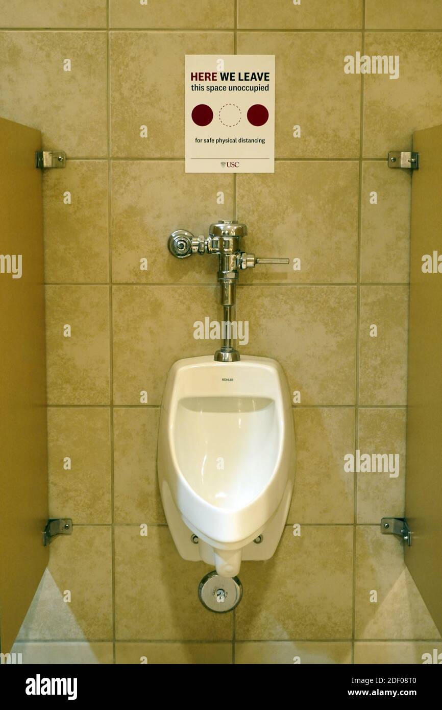 Ein soziales Distanzierungszeichen an einem Urinal bei den Männern Toilette im Galen Center während eines NCAA-Basketballspiels Zwischen den Cal Baptist Knights und den Stockfoto