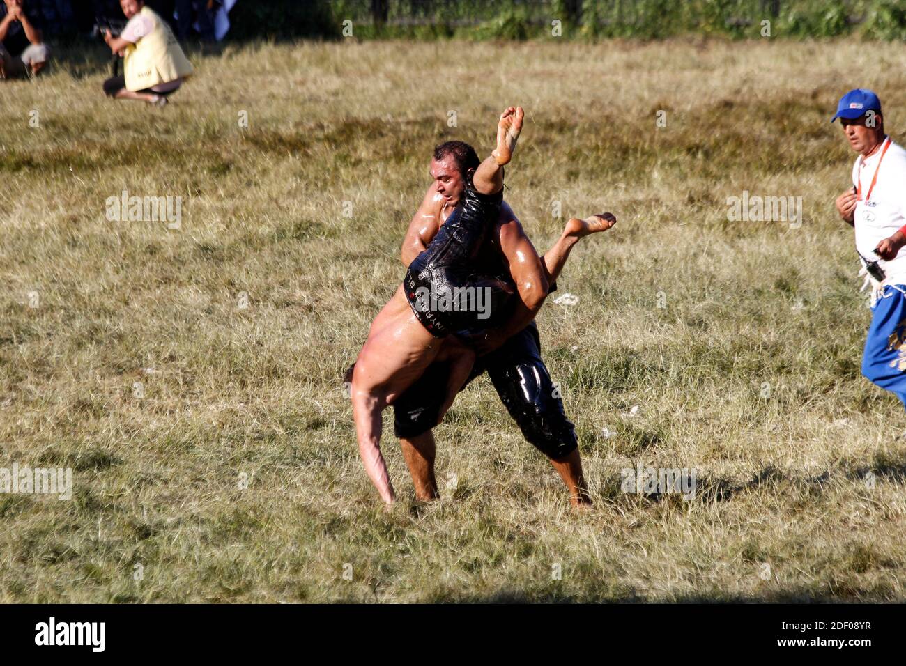 Wrestler, die in der traditionellen Kırkpınar Öl Wrestling statt ringen Jedes Jahr in der Türkei Edirne Stockfoto