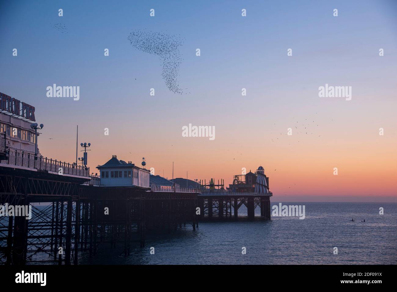 Das Sternmurren über Brighton Palace Pier Ende November 2020, mit einem wunderschönen Sonnenuntergang. VEREINIGTES KÖNIGREICH Stockfoto