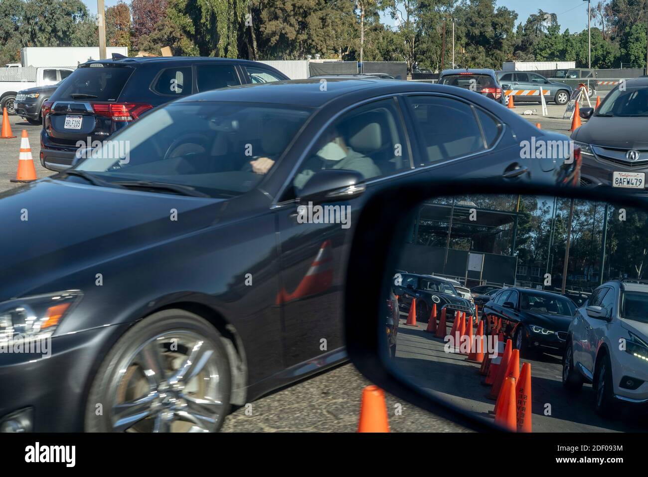 Los Angeles, Kalifornien, USA. Dezember 2020. Am Mittwoch, den 2. Dezember 2020, warten die Leute in ihren Autos auf COVID-19-Tests im Jackie Robinson Stadium in Los Angeles, CA. 7,593 neue Fälle wurden am Dienstag, den 1. Dezember 2020 gemeldet, was einen neuen Rekord für die täglichen Fälle bei einem landesweiten Anstieg der Fälle bedeutete. Quelle: Justin L. Stewart/ZUMA Wire/Alamy Live News Stockfoto