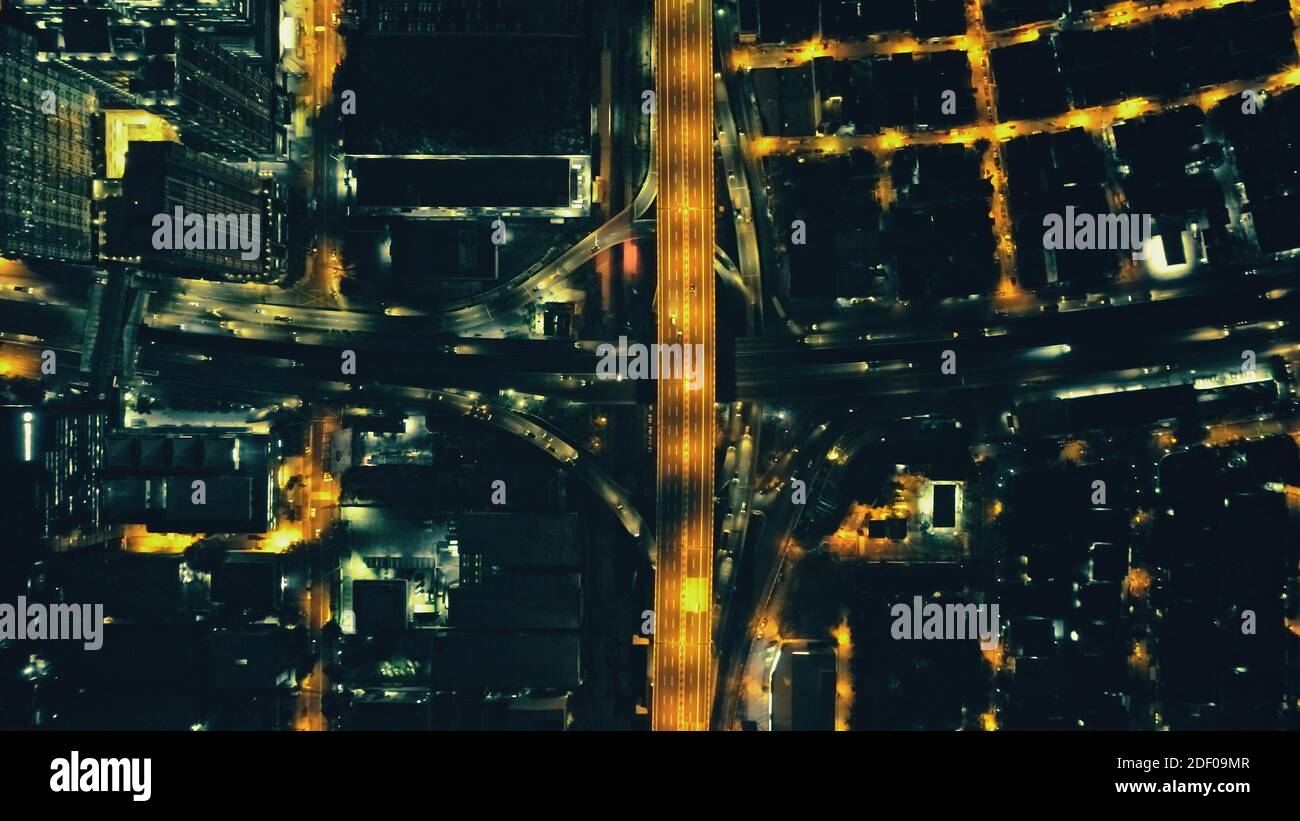 Top down Nacht Stadt Verkehr Autobahn Luftbild. Laternen-Leuchten mit beleuchten Stadtbild von Manila Metropole. Innenstadtlandschaft. Urban Philippines Moderne Architektur von Wolkenkratzern Gebäude. Stockfoto
